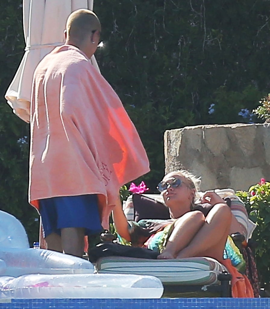 Pregnant Ashlee Simpson and husband Evan Ross relaxed on their vacation in Mexico on Friday.