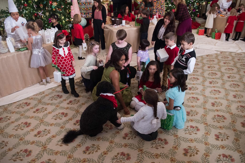 Bo and Sunny entertained little kids while FLOTUS spoke to them at a White House holiday event in 2015.
