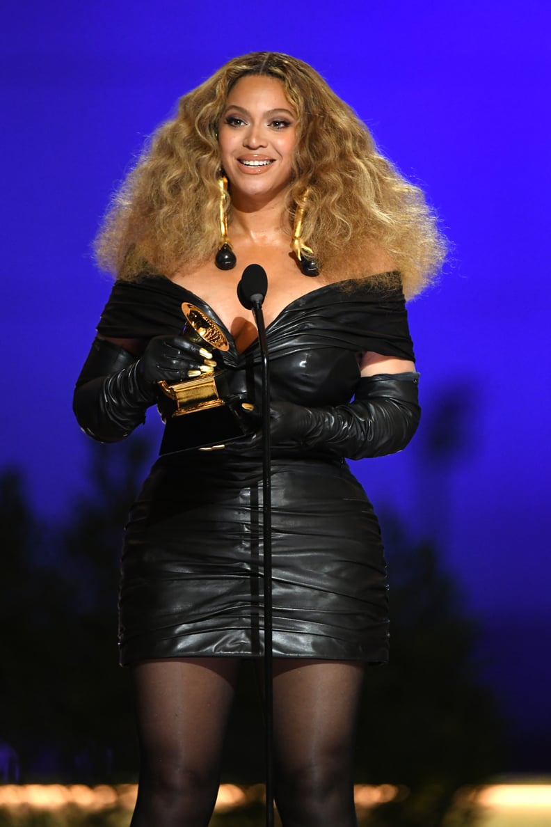 加州洛杉矶- 3月14日:碧昂丝接受了最佳R&B绩效奖“黑游行”在舞台上第63届格莱美颁奖礼在洛杉矶会议中心3月14日,2021年在洛杉矶,加利福尼亚。(图片由凯文冬季/ Getty