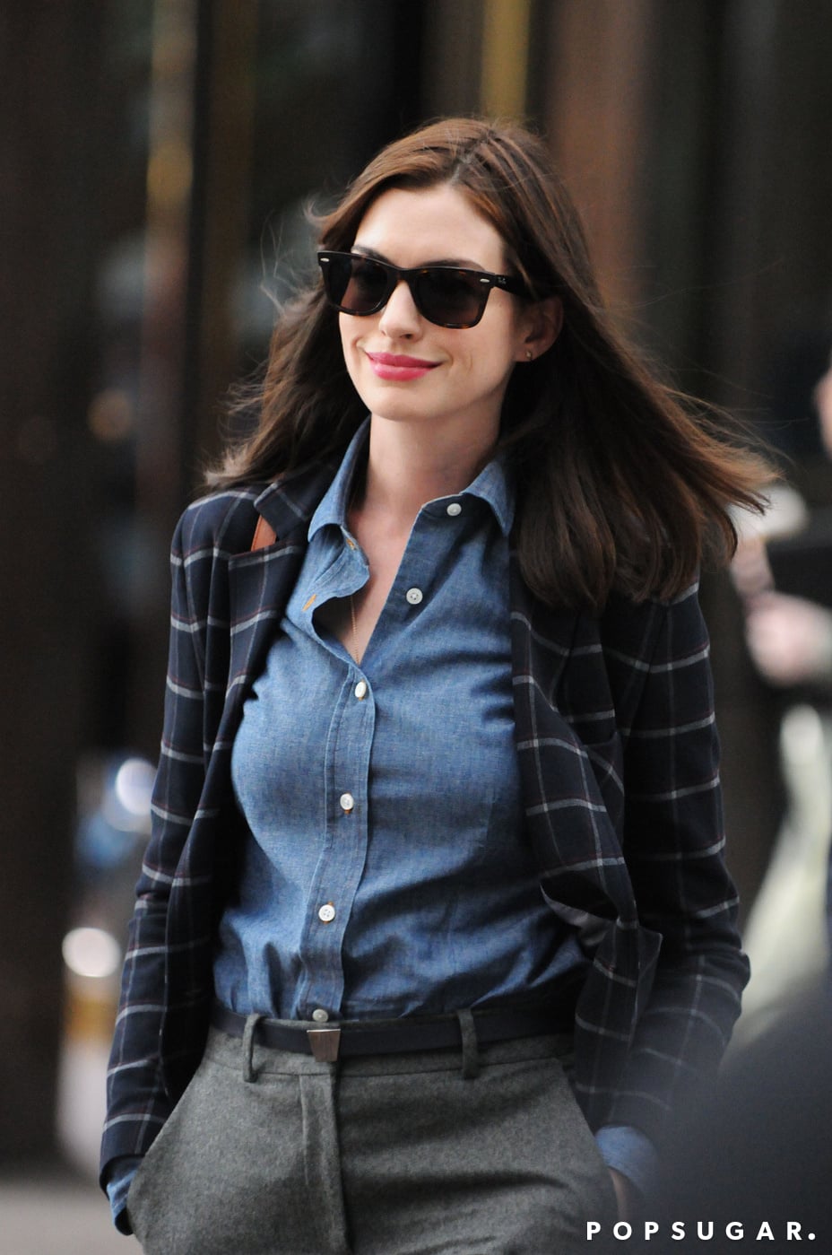 Anne Hathaway filmed The Intern in NYC on Wednesday This Week #39 s Can