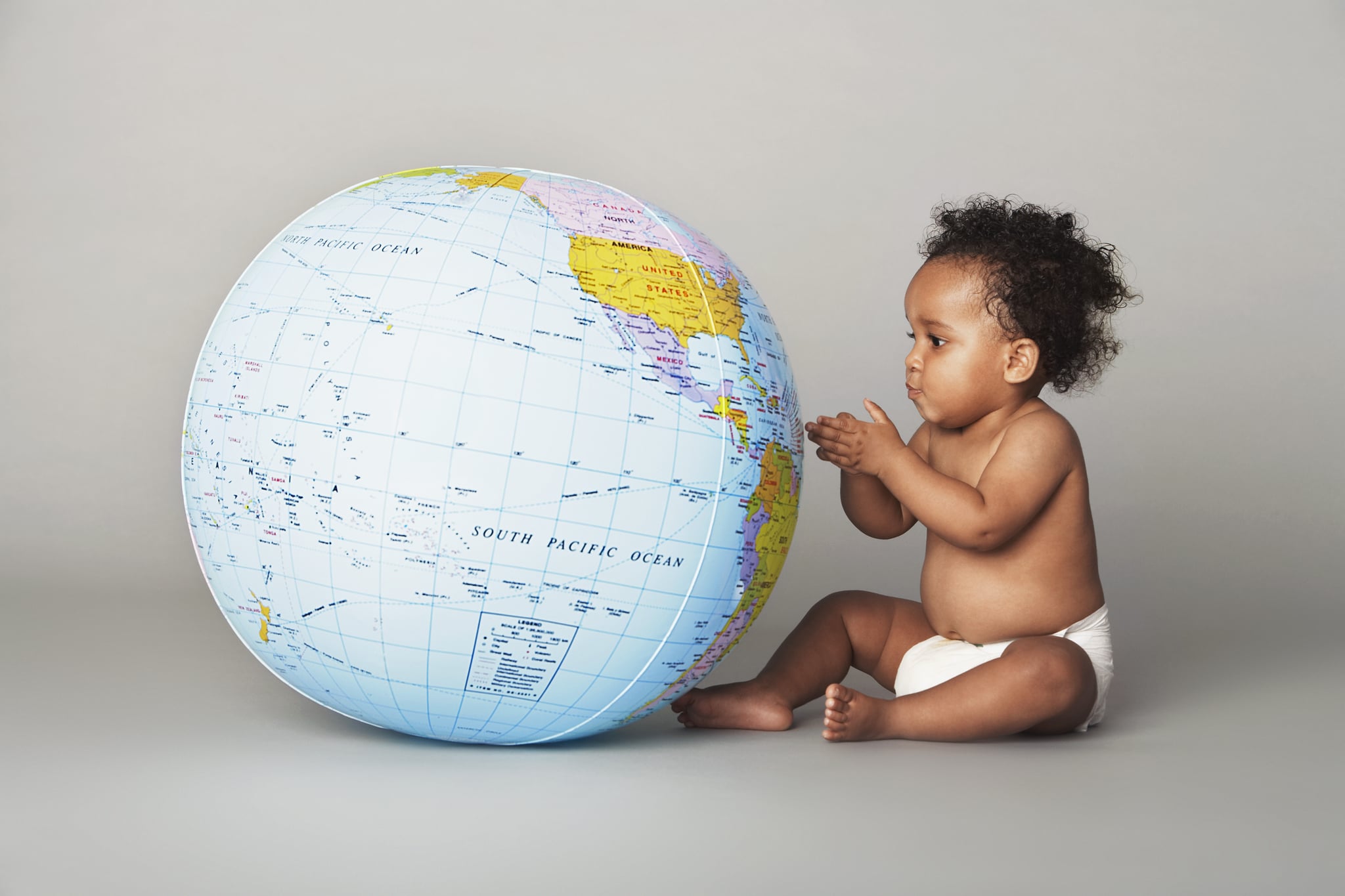 Глобус фото для детей. Девочка с глобусом общество. На глобусе маленькая Африка для детей. Ребенок смотрит на Глобус.