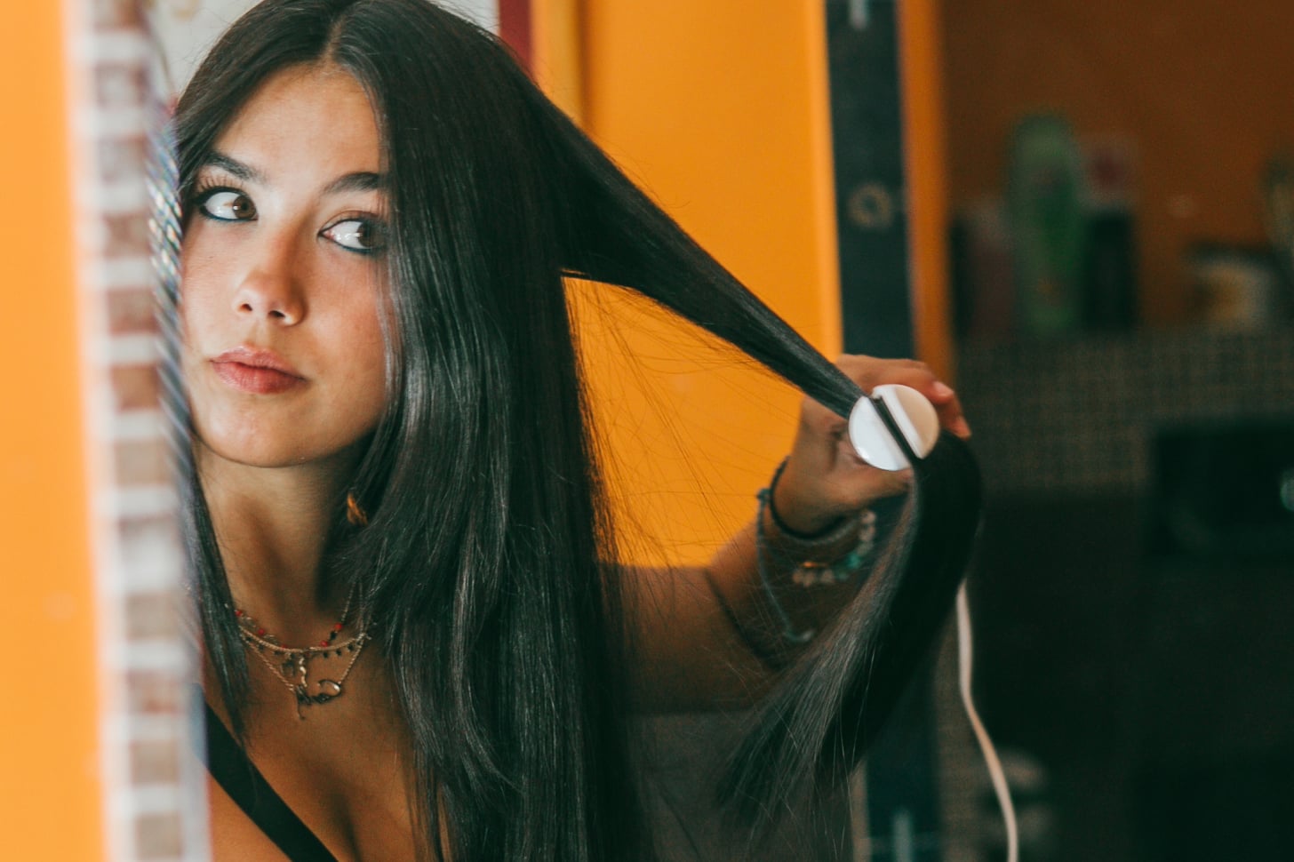 how to style straight hair according to experts