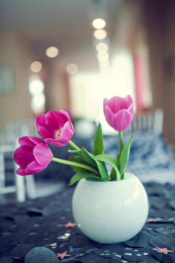 Bright florals add a pop of color to the tables.