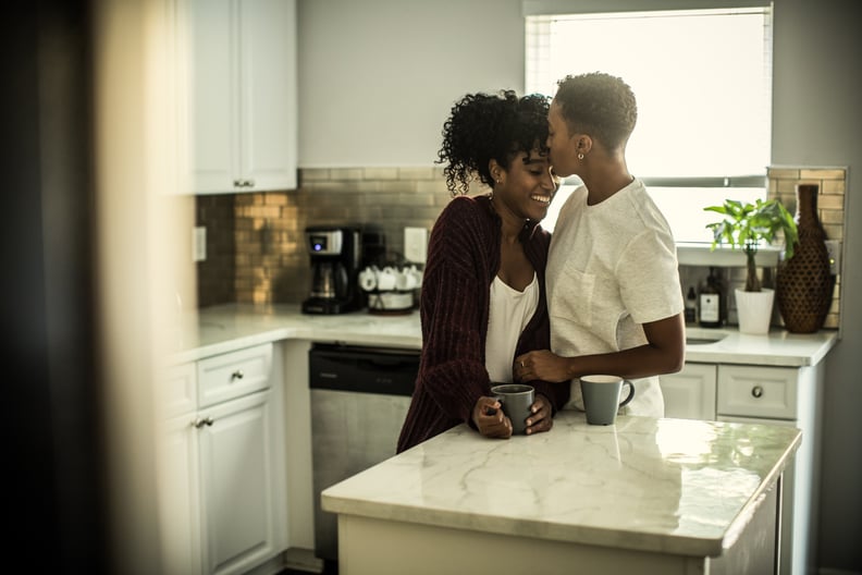 情侣在亲吻一个厨房享受咖啡一起在情人节作为一个自由的事