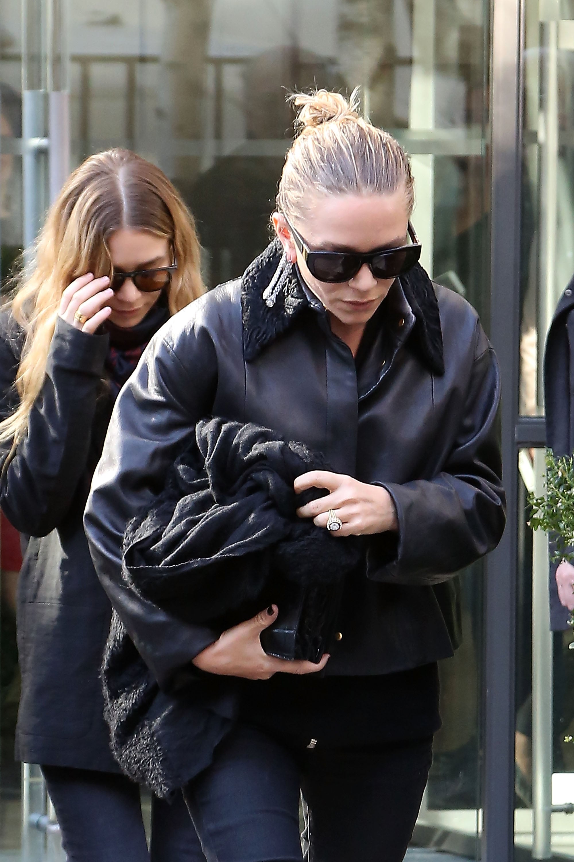 12:04: Ashley Olsen Wears Balenciaga and Louis Vuitton Shoes, Whie Mary  Kate Looks Fabulous In Black While Shoppin gIn Paris