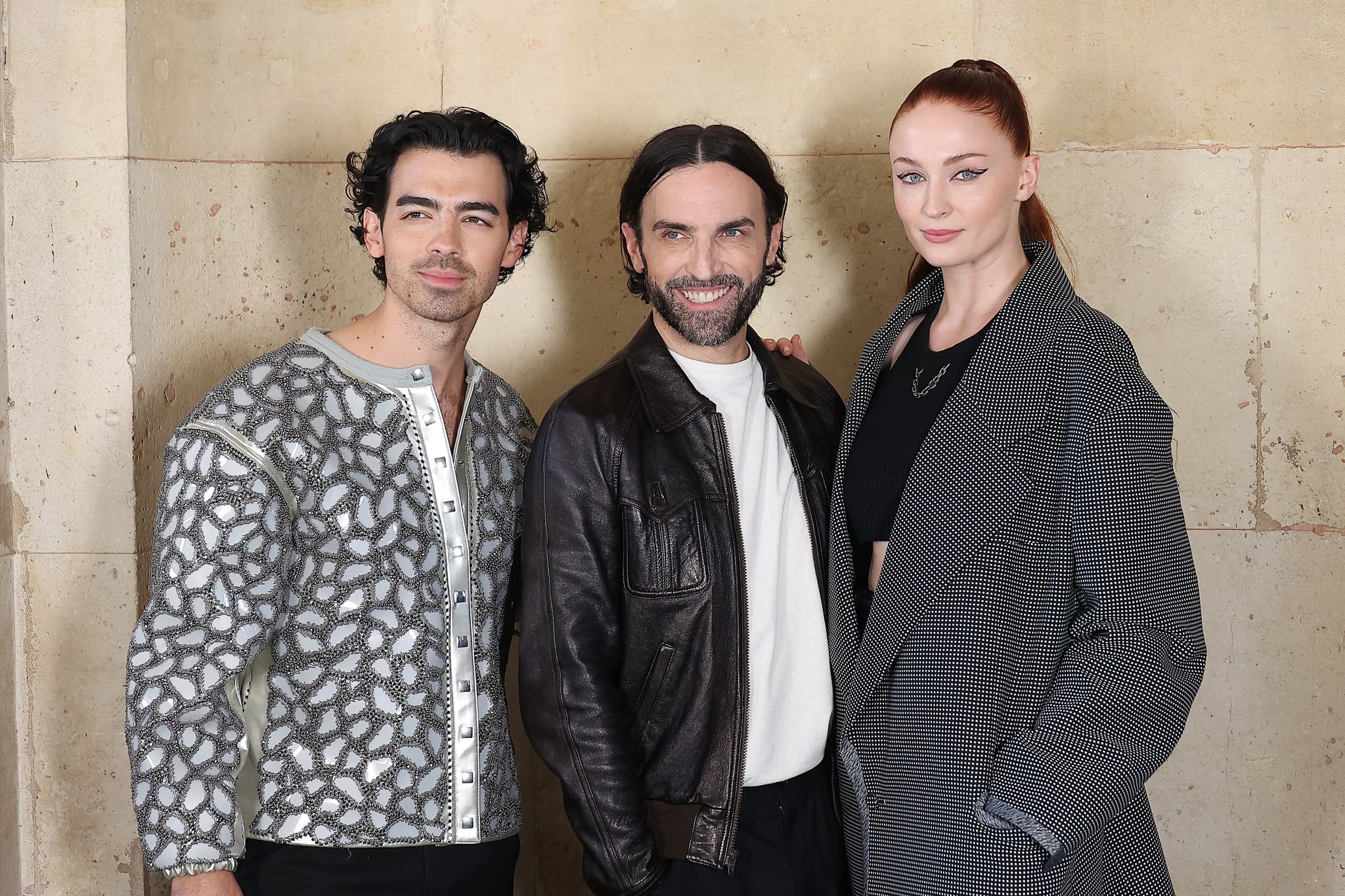 PARIS, FRANCE - OCTOBER 04: (EDITORIAL USE ONLY - For Non-Editorial use please seek approval from Fashion House) Joe Jonas, Nicolas Ghesquière and Sophie Turner pose backstage prior to the Louis Vuitton Womenswear Spring/Summer 2023 show as part of Paris Fashion Week on October 04, 2022 in Paris, France. (Photo by Marc Piasecki/WireImage)