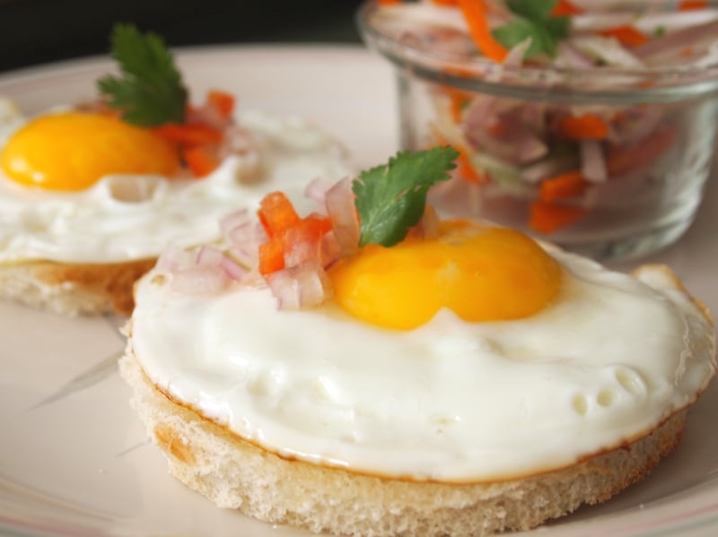 Huevos a la rabona is one of the most simple and delicious "on-the-go" Peruvian breakfast options, made of sliced pan-fried bread topped with a sunny-side-up egg, onion, and chili pepper. Mouths officially watering.