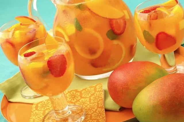 Mocktail食谱:闪闪发光的芒果草莓桑格利亚汽酒