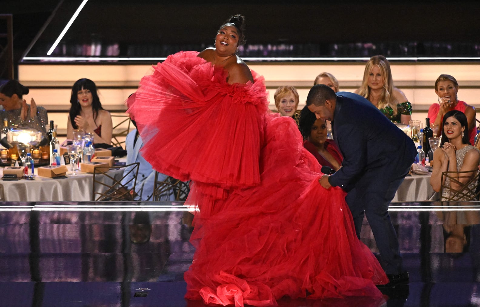 Lizzo Wears Red Giambattista Valli Dress at 2022 Emmys PS Fashion(02)