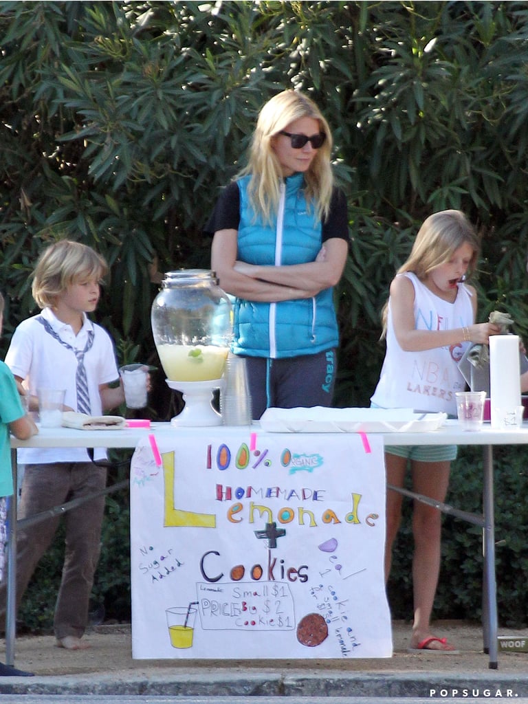 Gwyneth Paltrow and Her Kids Selling Lemonade