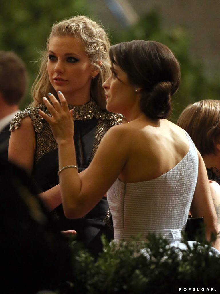 Taylor Swift chatted with Zooey Deschanel while leaving ...