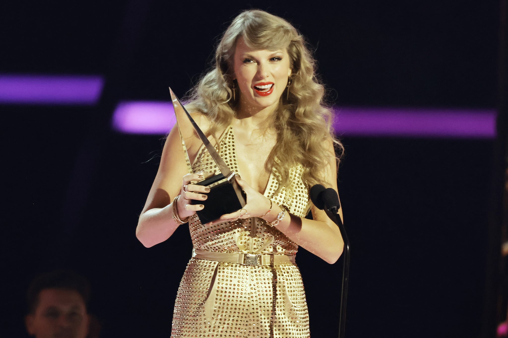 LOS ANGELES, CALIFORNIA - NOVEMBER 20: (EDITORIAL USE ONLY) Taylor Swift accepts the Favorite Pop Album award onstage during the 2022 American Music Awards at Microsoft Theater on November 20, 2022 in Los Angeles, California. (Photo by Kevin Winter/Getty Images)