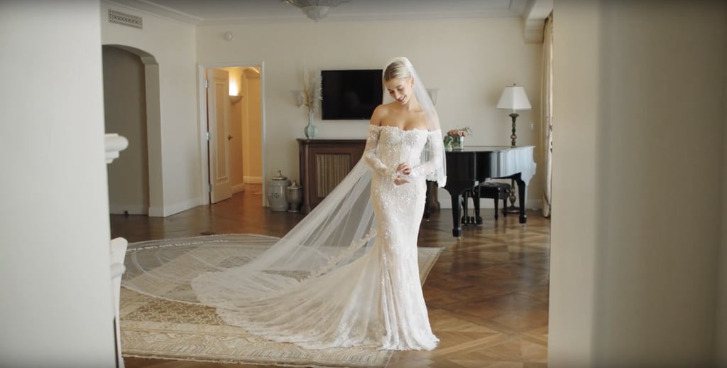 Hailey Bieber在一个白色的婚纱给她2019的婚礼
