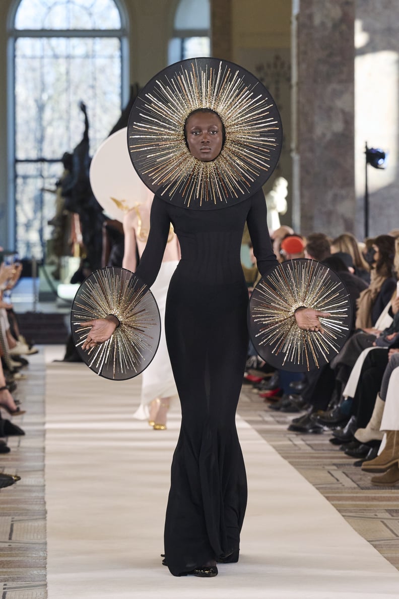 Schiaparelli's Circular Headpiece Dress on the Spring/Summer 2022 Runway