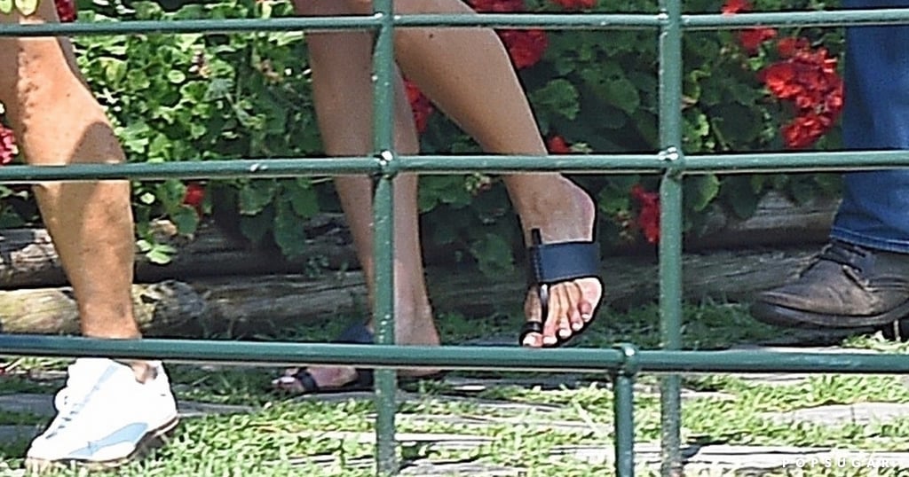 Jennifer Aniston Black Sandals With Toe Loop in Italy 2018