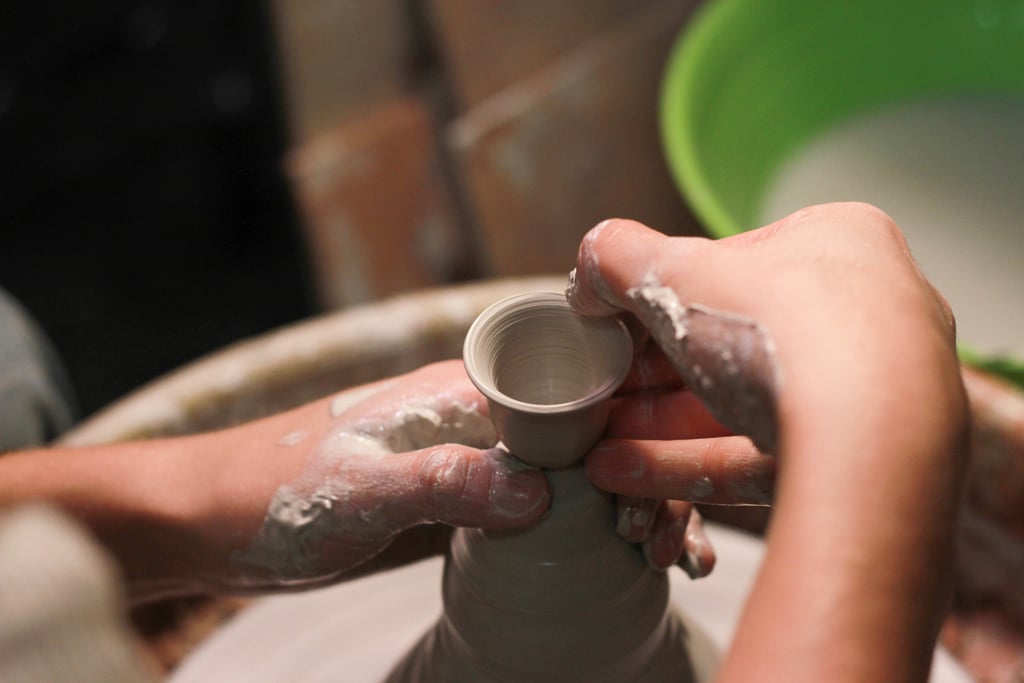 亲手雕刻或陶器。