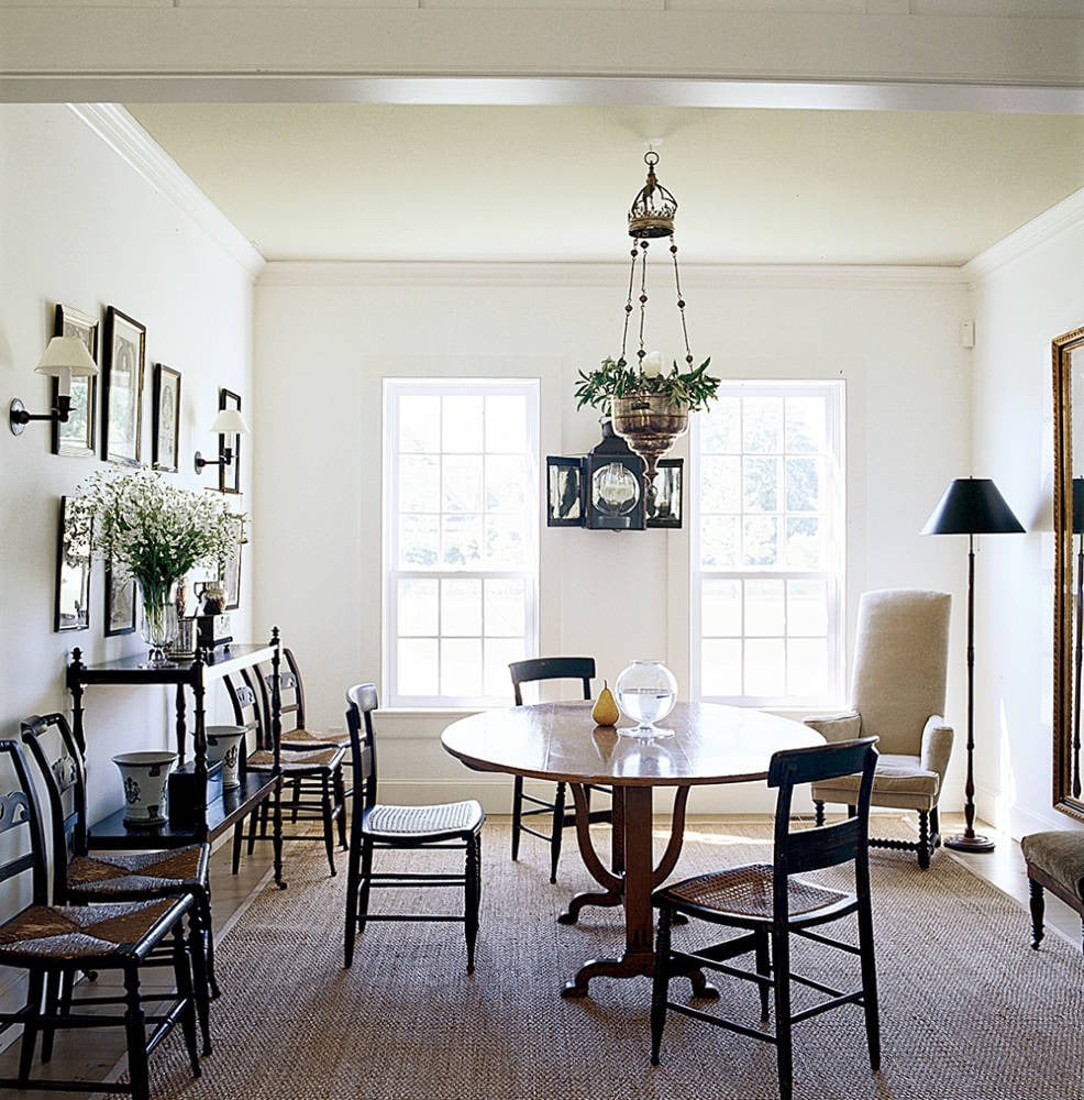 Display beautiful floral arrangements without eating up precious tabletop real estate by hanging your planter from the ceiling.