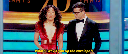 Sandra Oh Re-Creates La La Land Mistake at 2018 Emmys Video