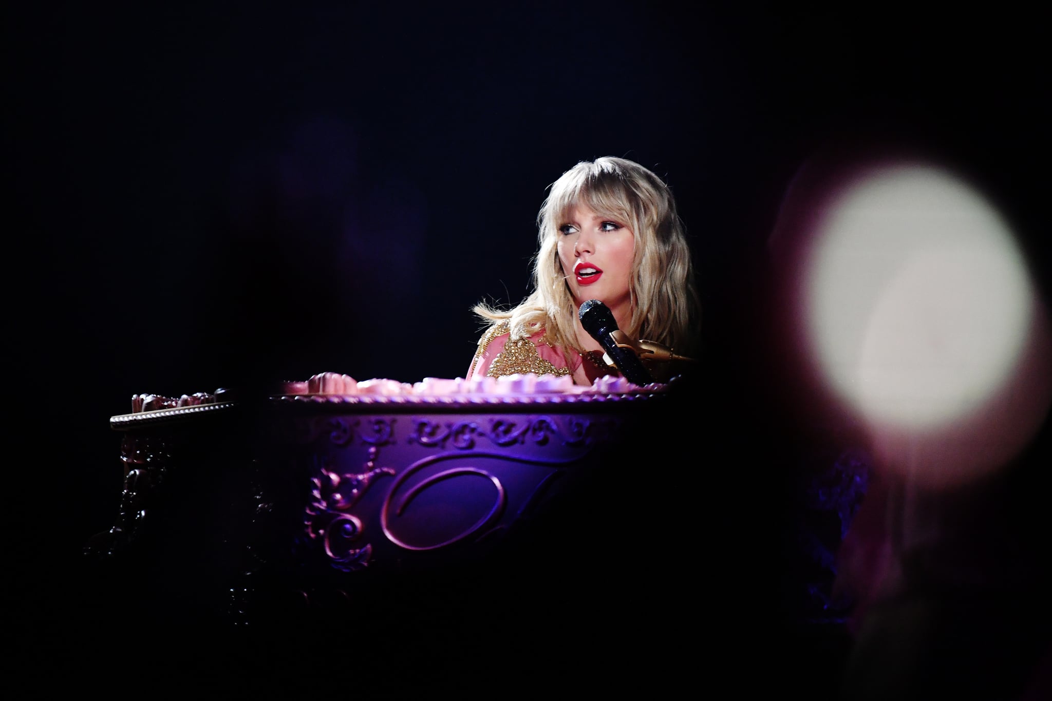 LOS ANGELES, CALIFORNIA - NOVEMBER 24: Taylor Swift performs onstage during the 2019 American Music Awards at Microsoft Theater on November 24, 2019 in Los Angeles, California. (Photo by Emma McIntyre/AMA2019/Getty Images for dcp)