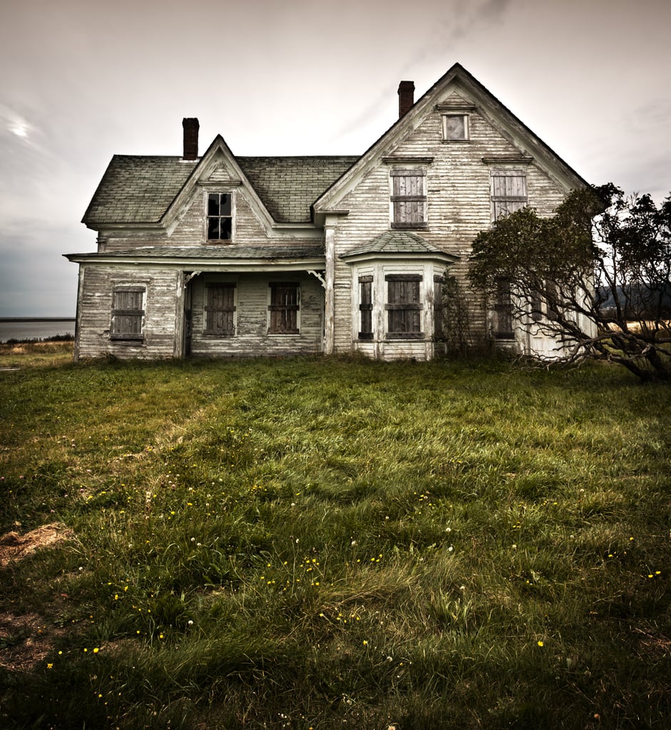 The Man Living in the Walls: Scary Halloween Twitter Thread