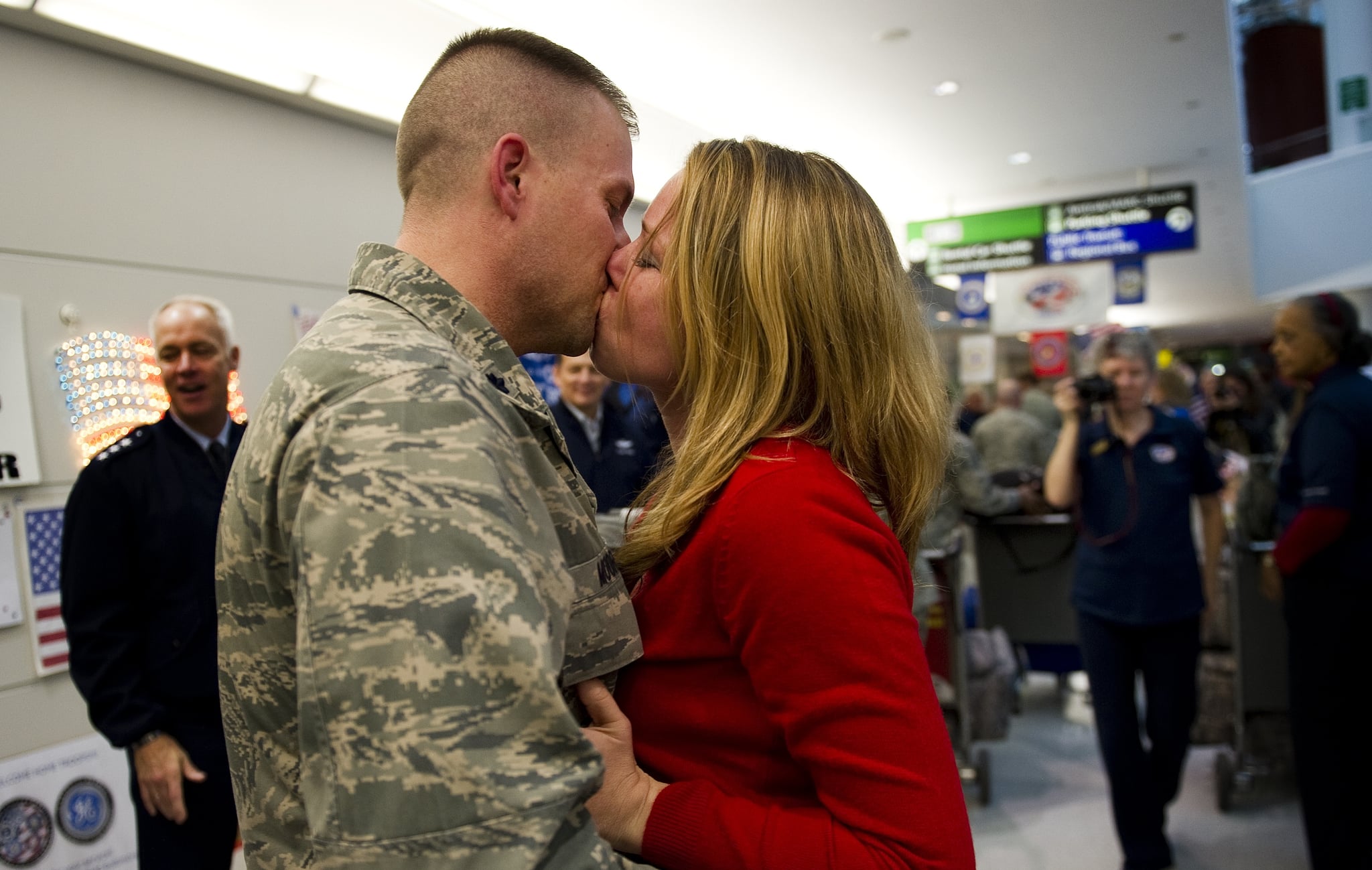 Soldier Homecoming Kissing Pictures