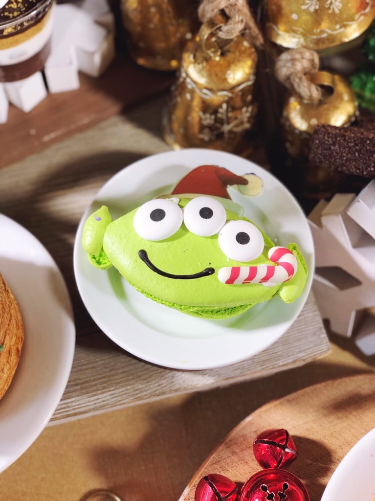 Green Alien Holiday Macaron