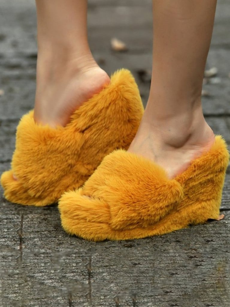 狐狸小姐人造毛皮拖鞋露趾纯色坡跟鞋
