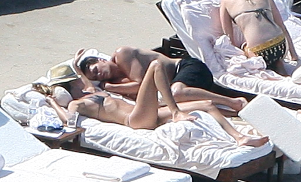 他们在墨西哥2009年1月放松游泳池边。