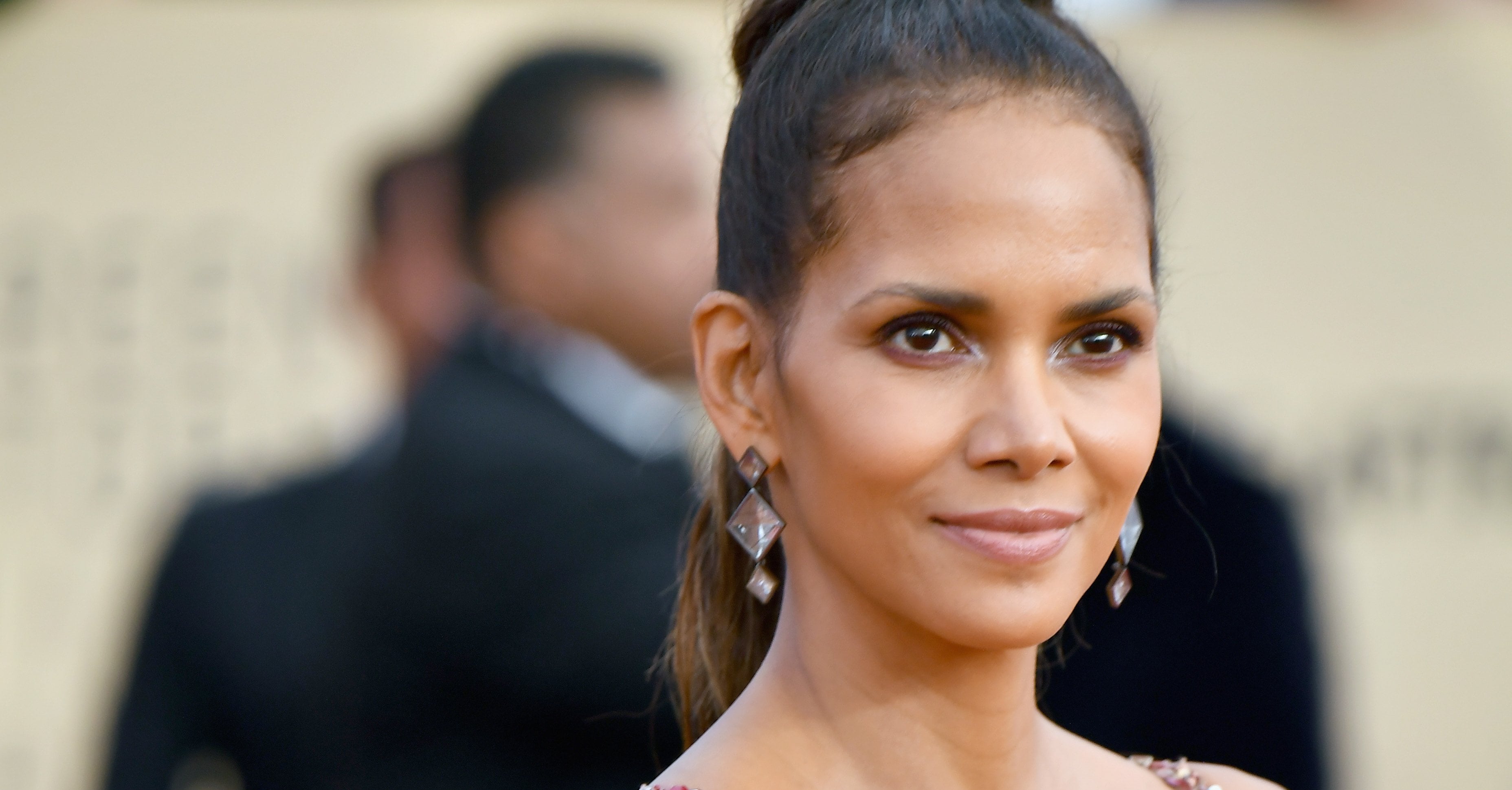 Halle Berry's Shaved Hair at the 2018 SAG Awards | POPSUGAR Beauty