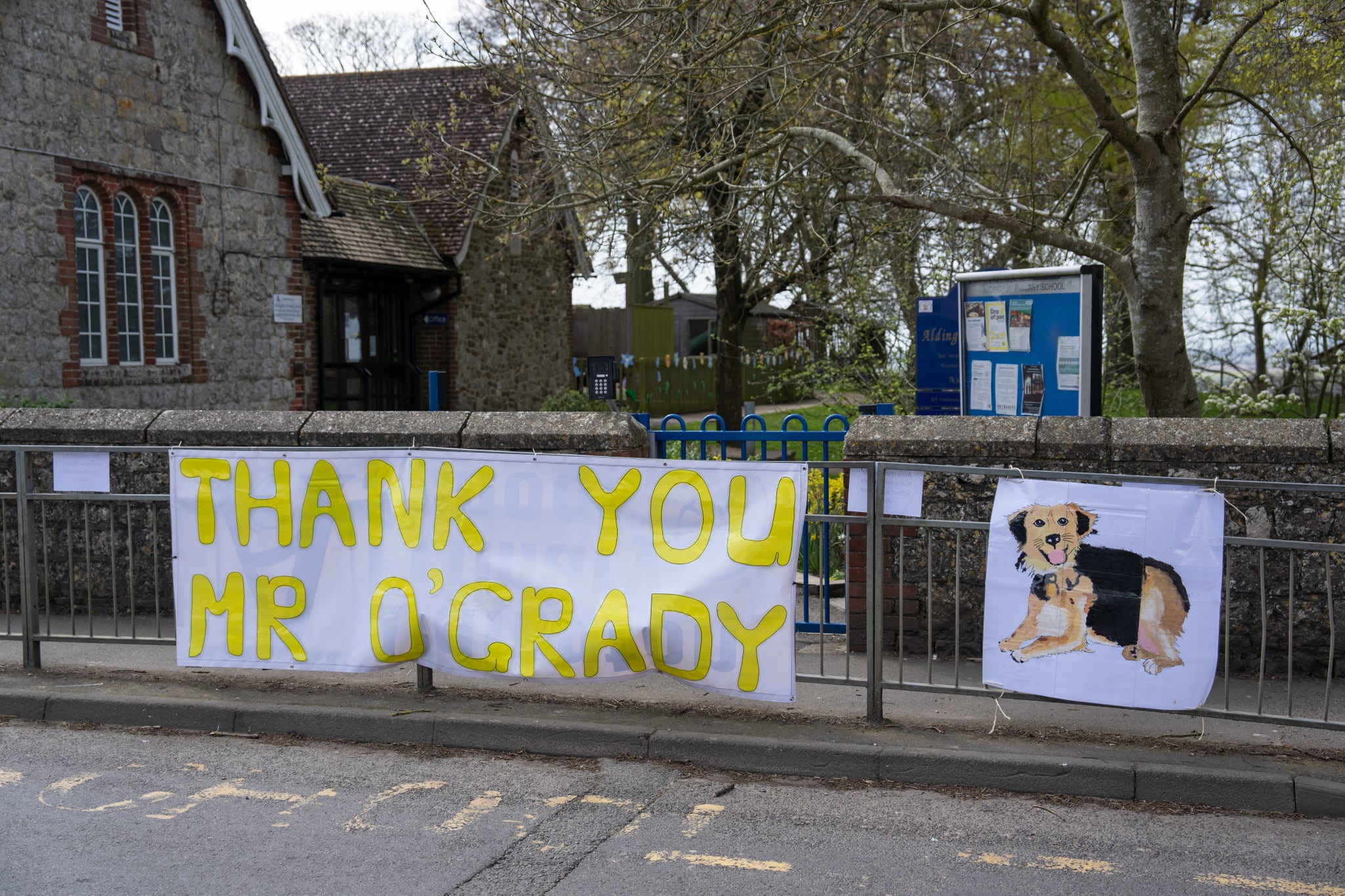 ALDINGTON, ANGLETERRE – 20 AVRIL: Une bannière est affichée à l'extérieur d'une école pour le cortège funèbre de Paul O'Grady le 20 avril 2023 à Aldington, Royaume-Uni.  L'artiste britannique, connu pour son alter ego Lily Savage et son travail avec Battersea Dogs Home, est décédé le mois dernier à l'âge de 67 ans. (Photo de Carl Court/Getty Images)