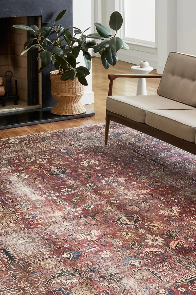 最好的Vintage-Looking地毯:克里斯喜欢茱莉亚x Loloi朱尔斯地毯