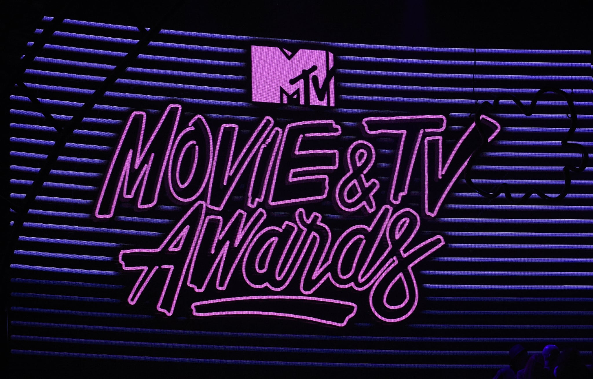 洛杉矶CA - 07: MTV颁奖典礼的视图标识在舞台上的2017年MTV电影和电视颁奖典礼靖国神社礼堂5月7日,2017年在洛杉矶,加利福尼亚。(图中文字/盖蒂图库)