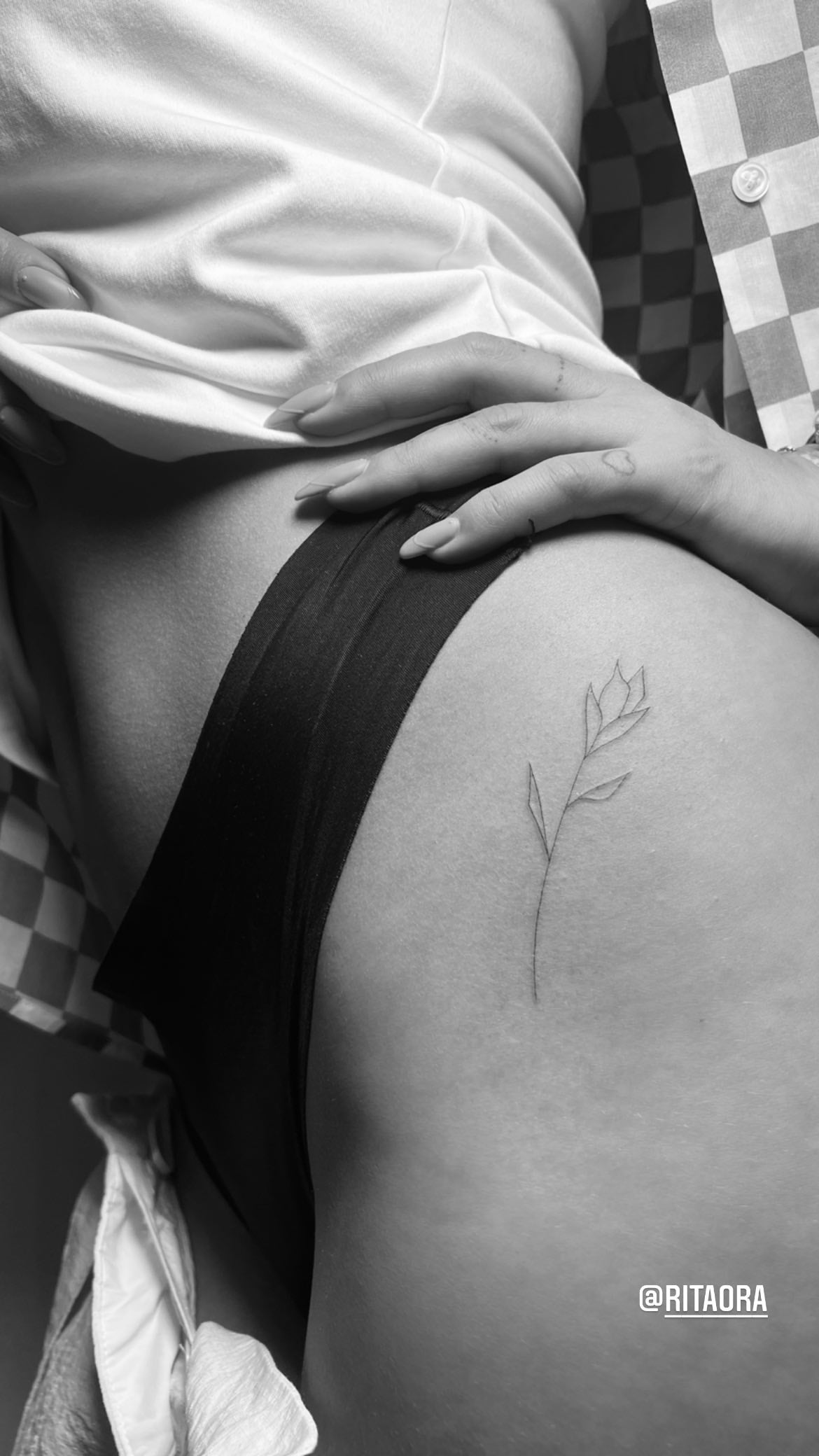 10 Minimalist Hip Tattoo Ideas If You Want Something Discreet