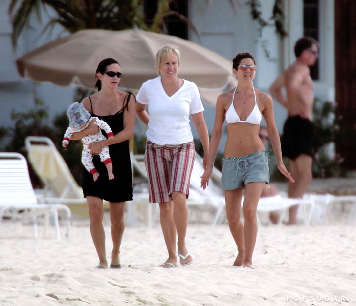 Jennifer took a walk with Courteney Cox and a young Coco Arquette in