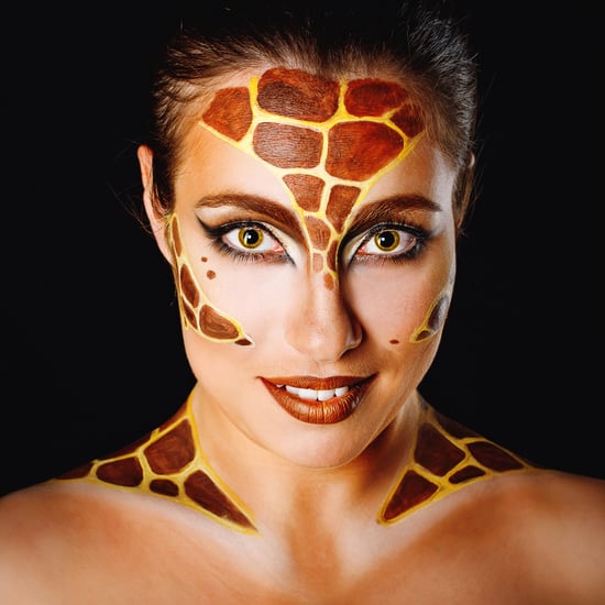 长颈鹿为万圣节服装使用化妆品