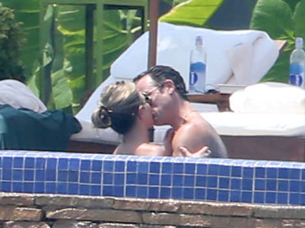 Jennifer Aniston and Justin Theroux kissed in their Jacuzzi while on vacation in Mexico back in August 2013.