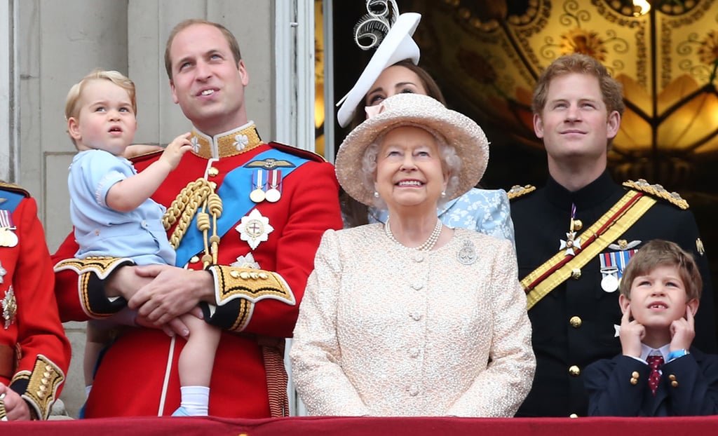 上图:乔治王子,威廉王子,女王伊丽莎白二世,凯特·米德尔顿,哈里王子,和詹姆斯,子爵塞汶河。