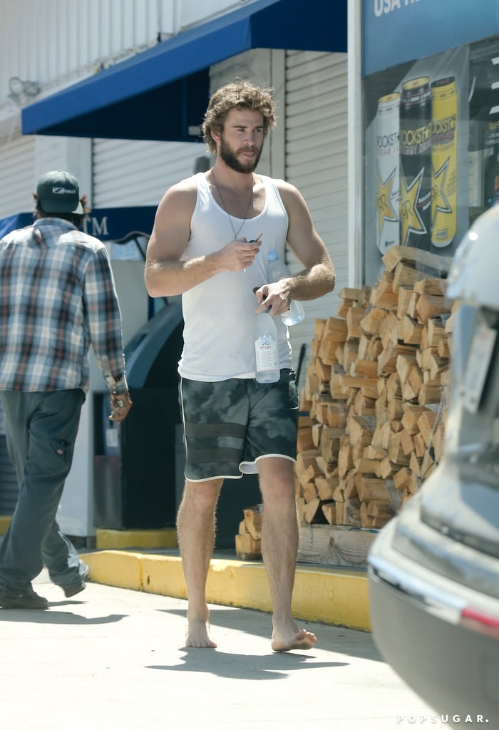 Liam Hemsworth Barefoot | Photos
