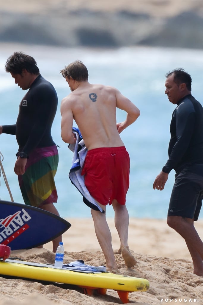 Shirtless-Charlie-Hunnam-Hawaii-Pictures