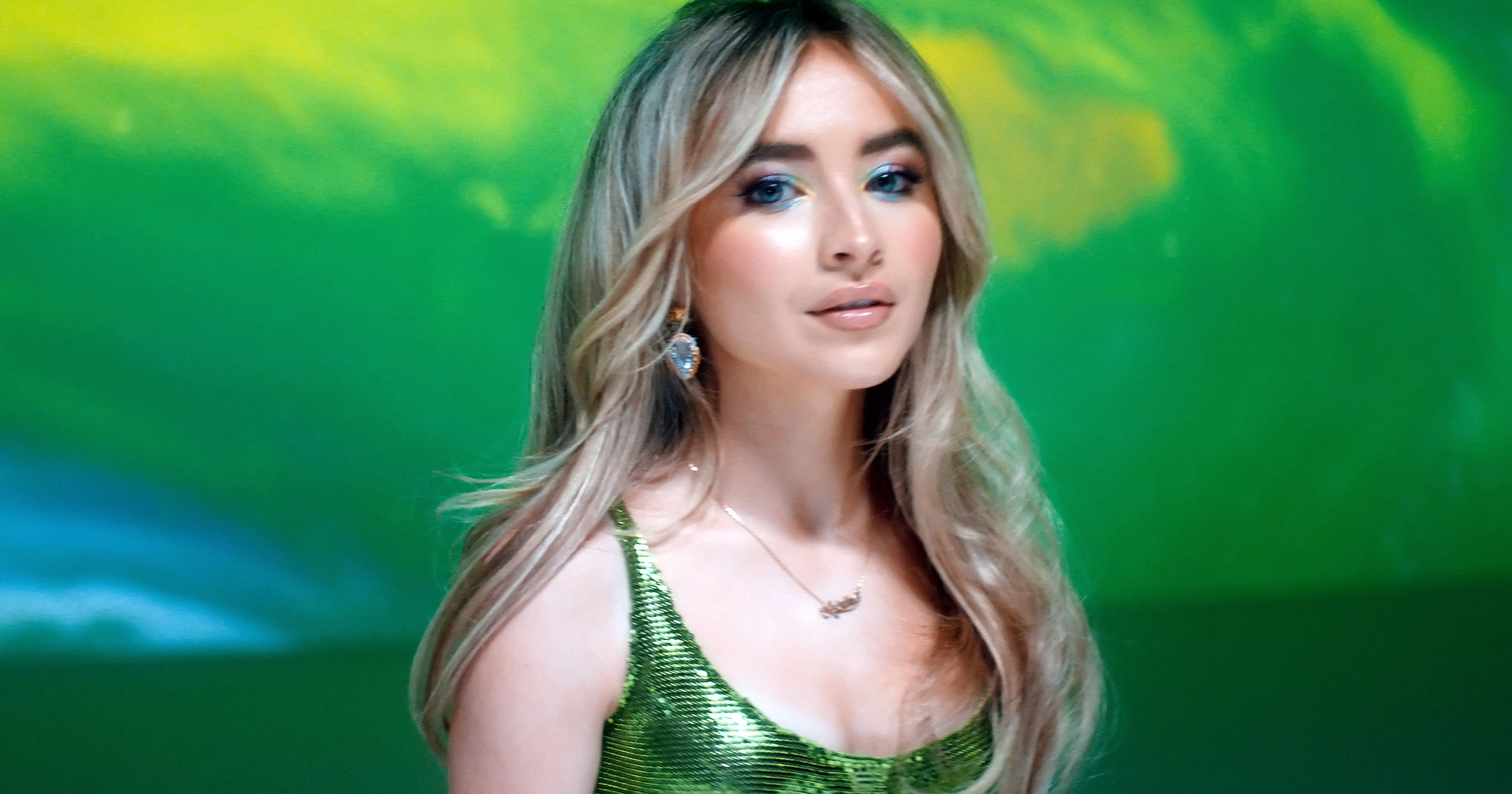 Sabrina Carpenter's Green Versace Dress at the GLAAD Awards | PS Fashion