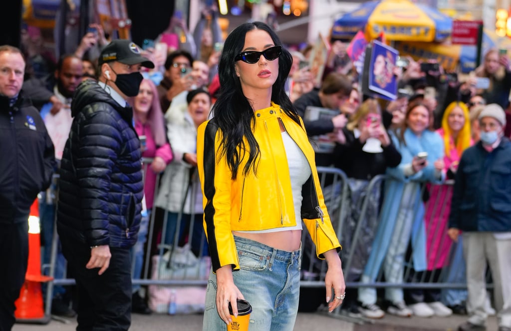 凯蒂·佩里的低腰牛仔裤和黄色摩托夹克在纽约