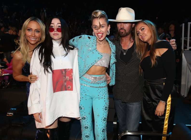 INGLEWOOD, CA - AUGUST 27:  (L-R) Tish Cyrus, Noah Cyrus, Miley Cyrus, Billy Ray Cyrus and Brandi Cyrus attend the 2017 MTV Video Music Awards at The Forum on August 27, 2017 in Inglewood, California.  (Photo by Christopher Polk/MTV1617/Getty Images for M