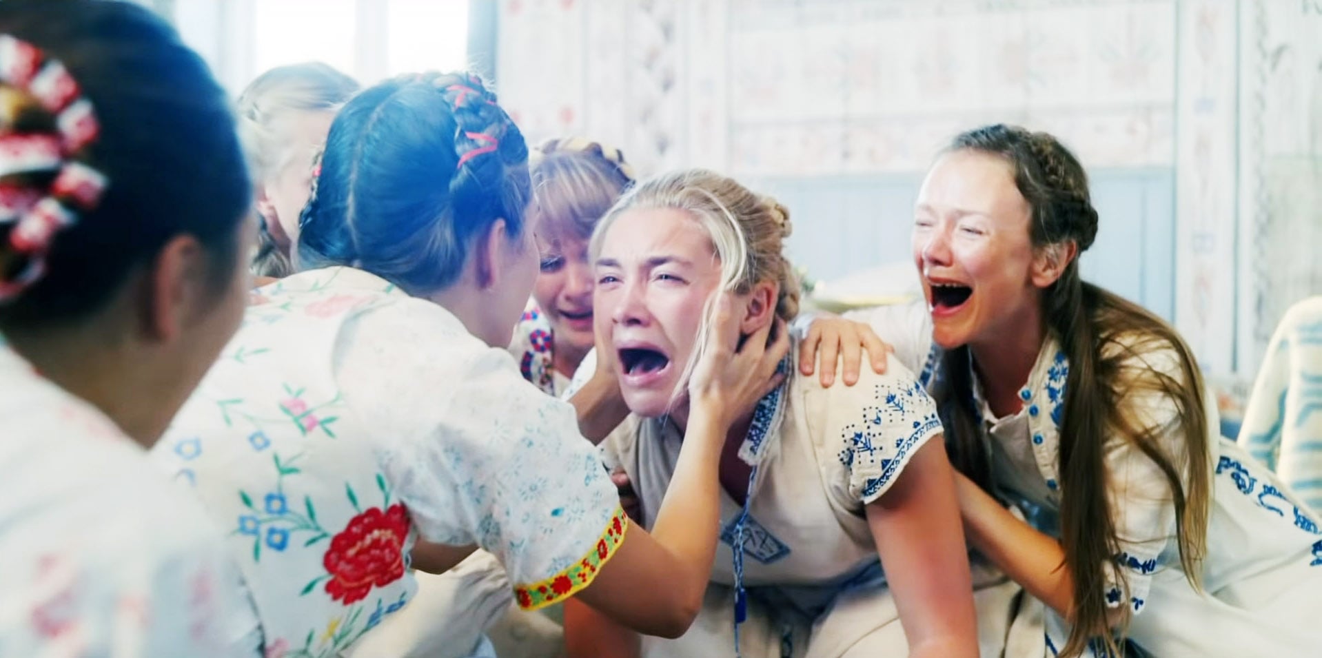 MIDSOMMAR, centre: Florence Pugh, 2019.  A24 / courtesy Everett Collection