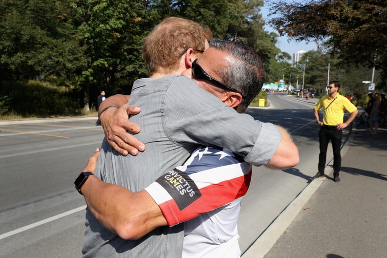 Harry hugged wounded veteran Ivan Castro at the Cycling Criterium time trial for the Invictus Games in 2017.