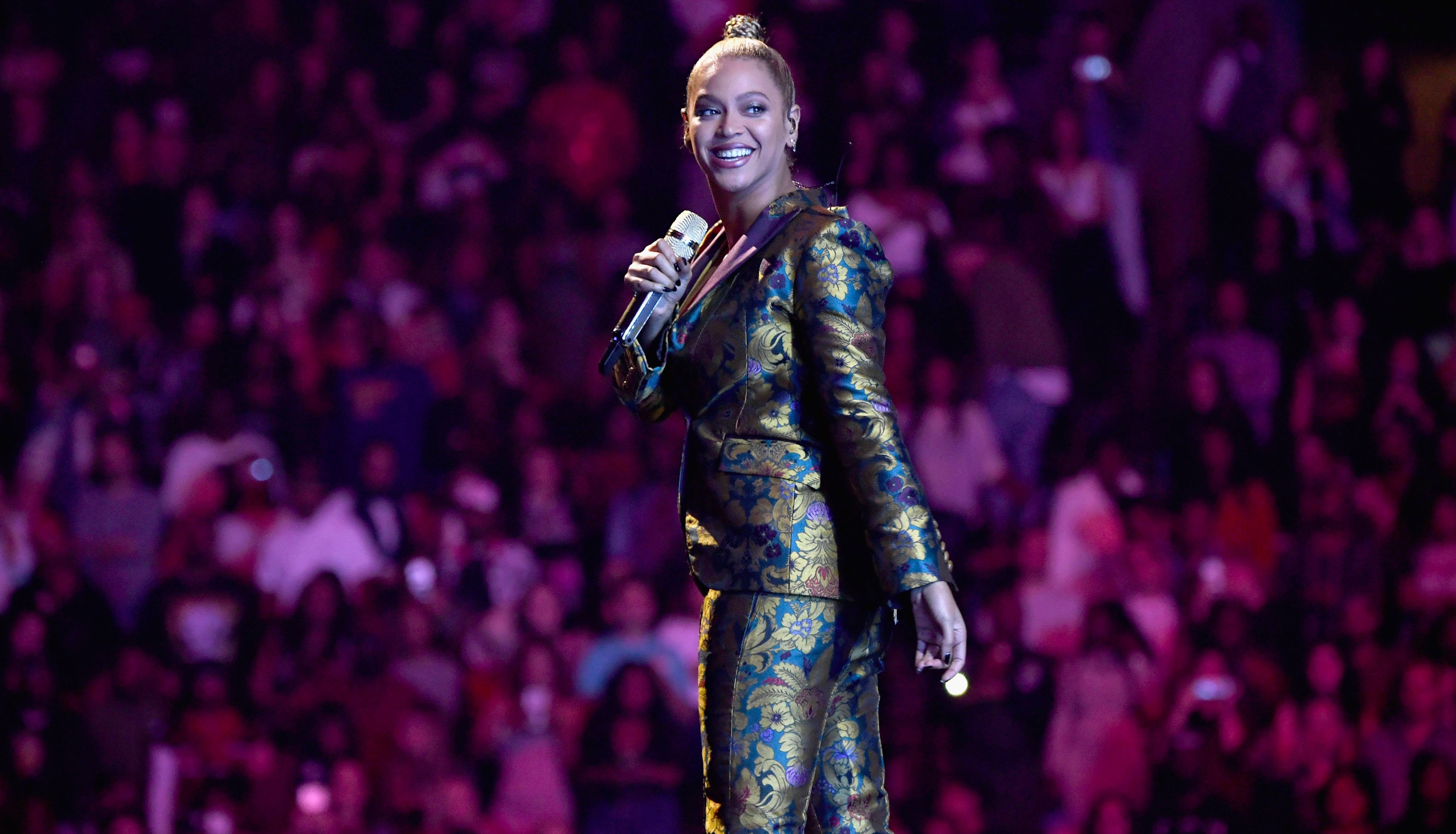 Beyonce's CMA Awards Performance Reactions | PS Entertainment