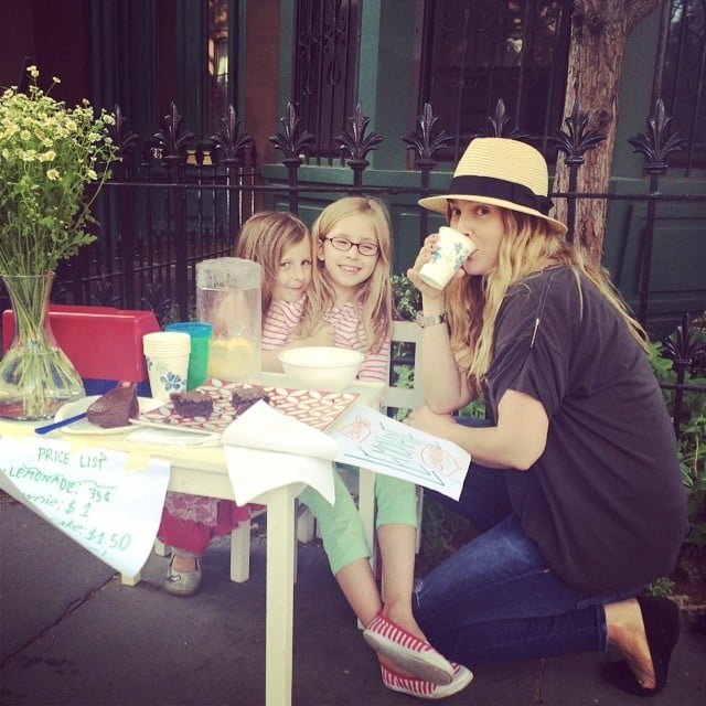Drew Barrymore sipped lemonade from two local kids' stand.
Source: Instagram user drewbarrymore