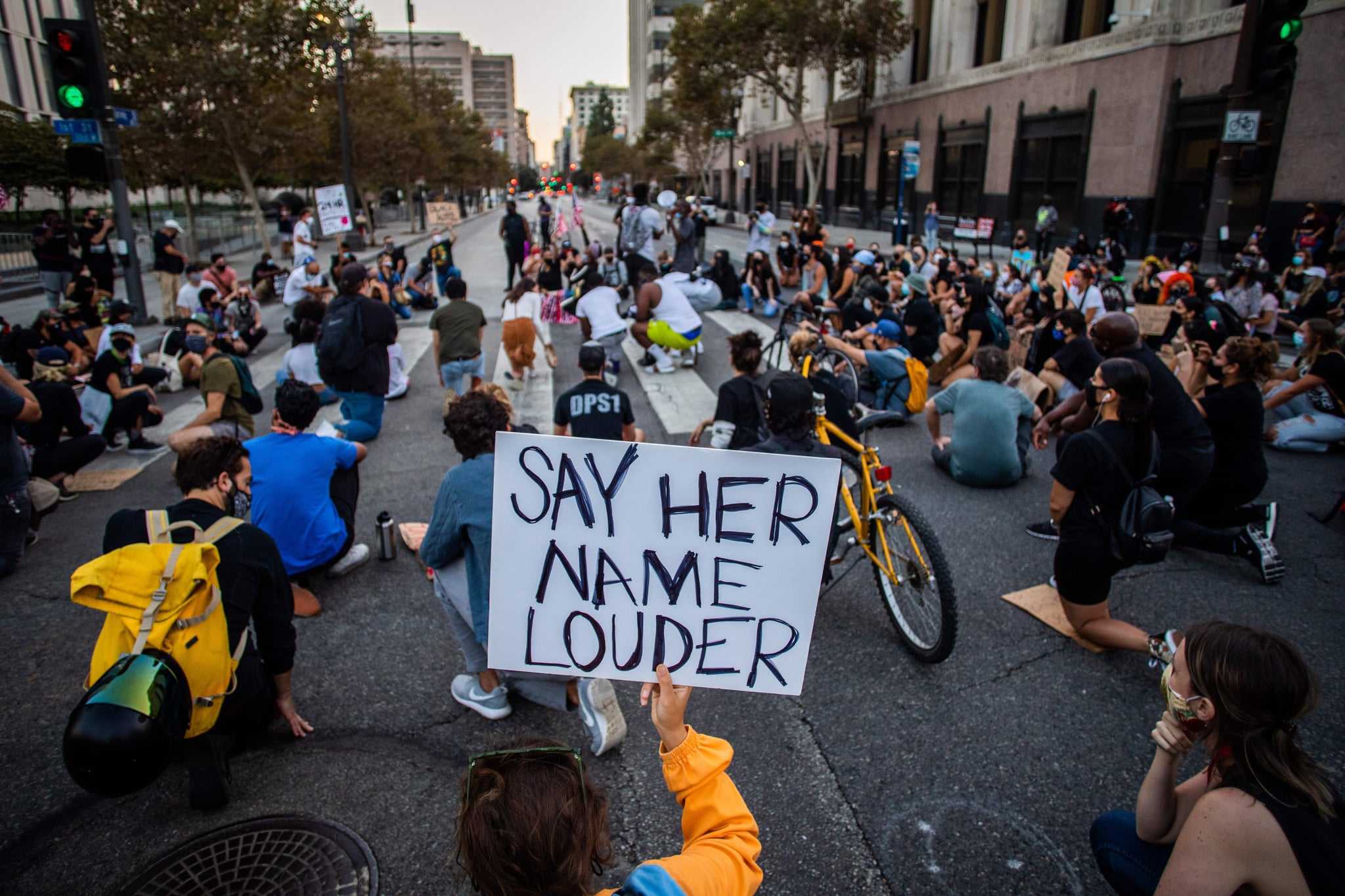 TOPSHOT - Protesters kneel as they demonstrate in Los Angeles, on September 23, 2020, following a decision on the Breonna Taylor case in Louisville, Kentucky. - A judge announced charges brought by a grand jury against Detective Brett Hankison, one of three police officers involved in the fatal shooting of Taylor in March. Hankison was charged with three counts of 