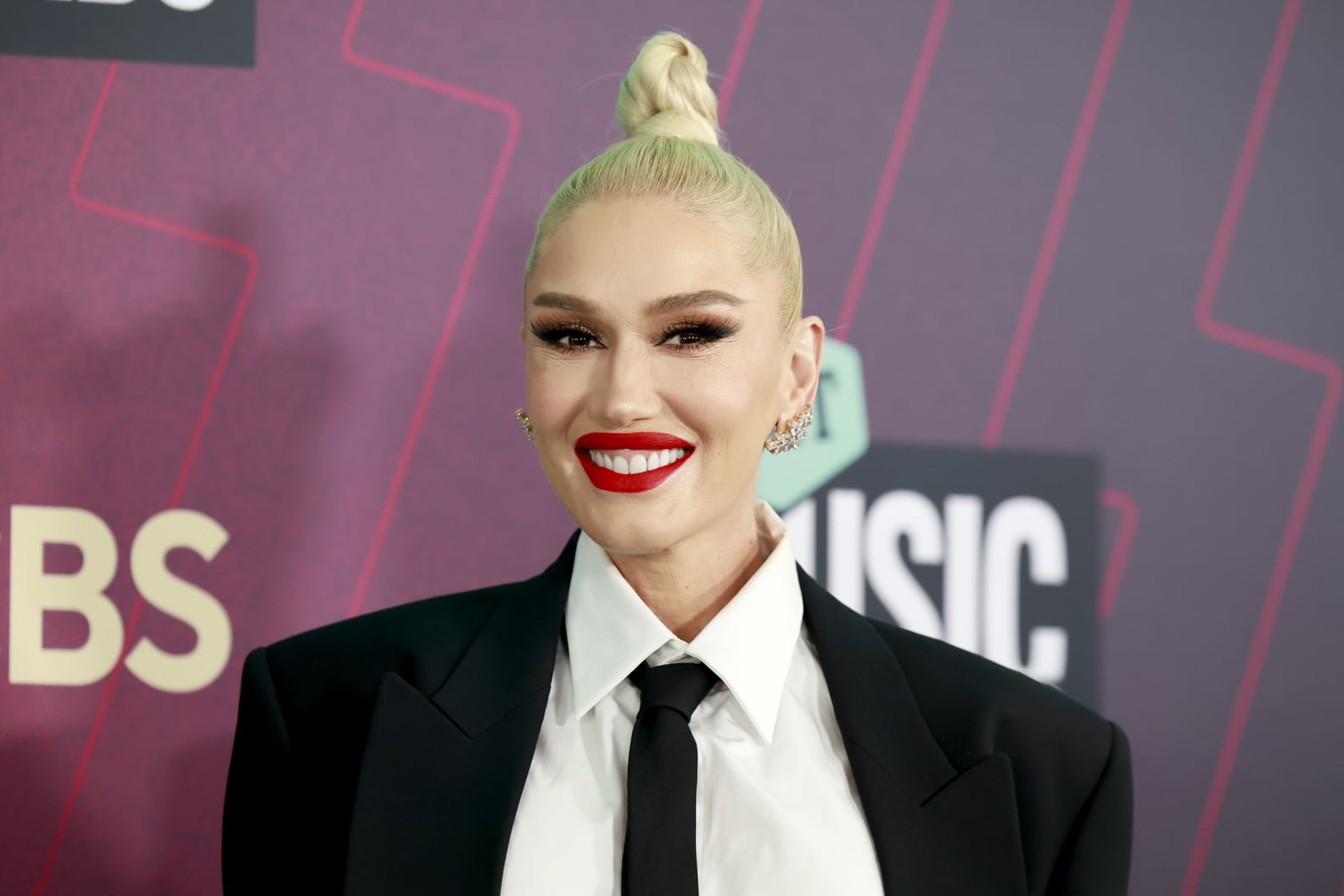 Gwen Stefani's Fuzzy Boots and Miniskirt at the CMT Awards PS Fashion