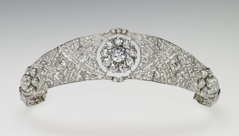 不明,未标明日期的:由王室公布的照片中,玛丽女王的钻石束发带,如图所示,这是为她的婚礼穿的梅根·Markle哈里王子在5月19日,2018年。这是专门为玛丽皇后