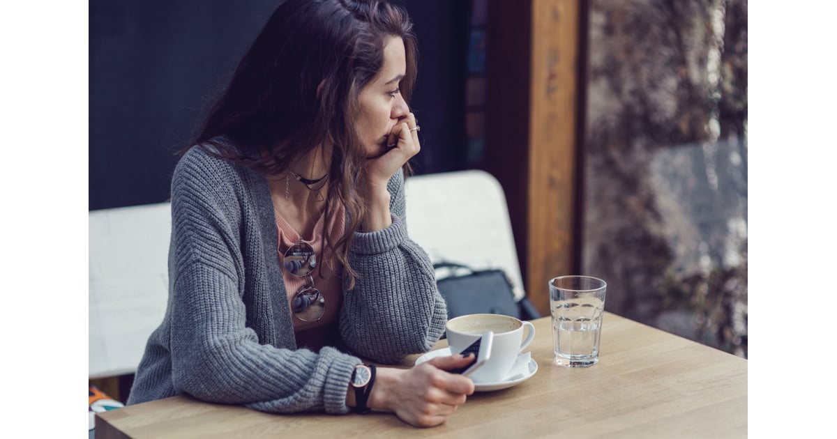 Девушка с едой. Девушка на диете. Девушка в депрессии с едой. Задумчивая девушка. Девушка кушает.